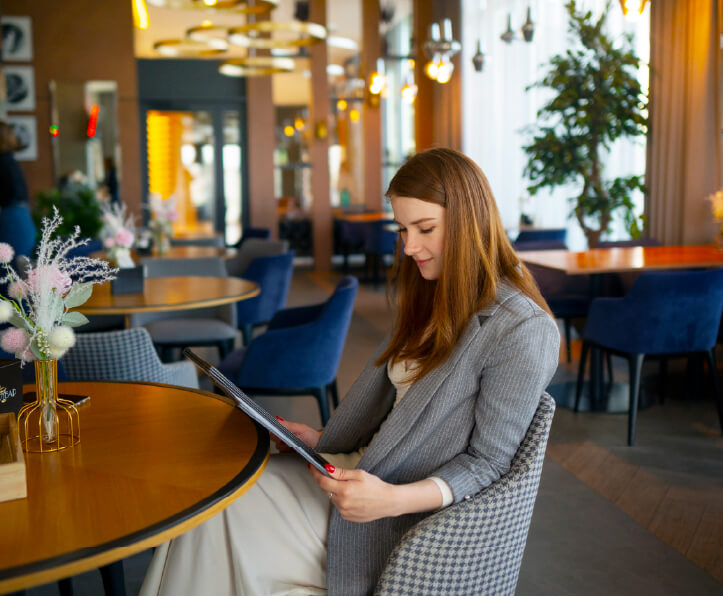 Femme assise dans le hall d'un hôtel