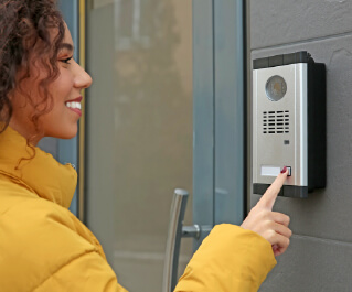 Femme utilisant un interphone