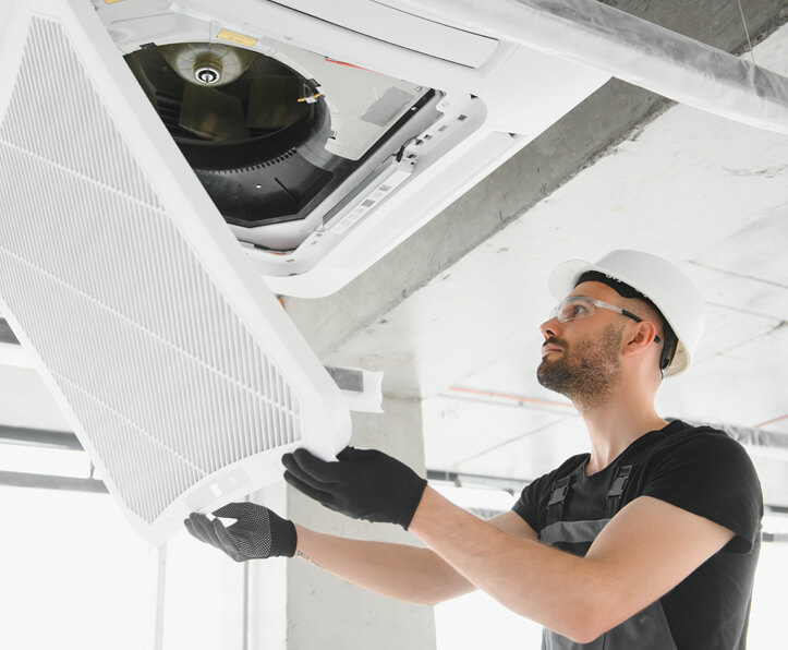Technicien assurant la maintenance d'une climatisation