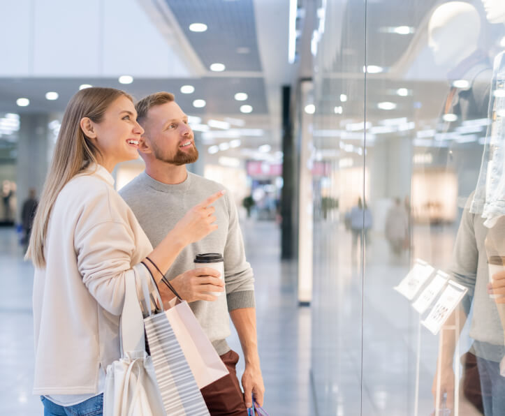 Couple dans un centre commercial